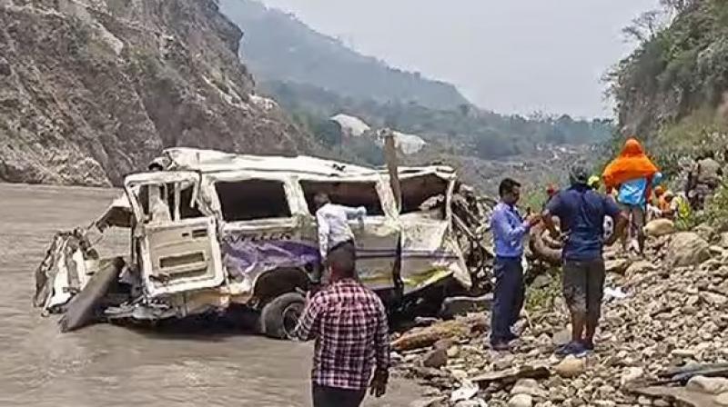Uttarakhand Tragic Accident: Tempo Falls into Alaknanda River; One Dead, Seven Injured, Rescue Operations UnderwayUttarakhand Tragic Accident: Tempo Falls into Alaknanda River; One Dead, Seven Injured, Rescue Operations Underway (Image Courtesy: the Mint)