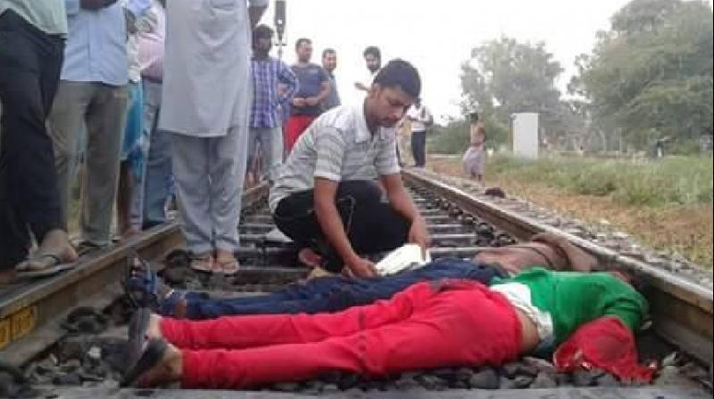 Couple committed suicide by jumping before a moving train 