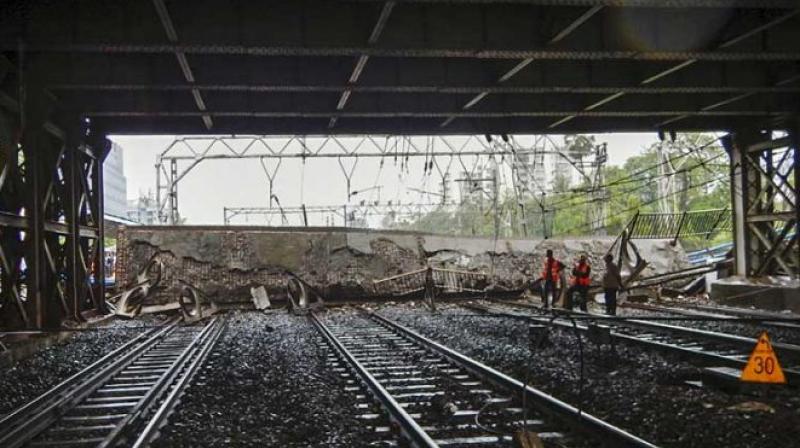 Footover bridge collapses in Andheri