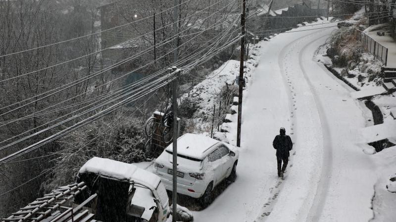 J&K: Heavy snowfall brings traffic to a standstill; National Highway, NH-44 blocked (Representative Image)