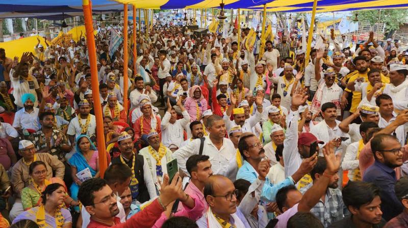 Aam Aadmi Party stages massive protest at Gardanibagh, Patna against eviction of Bihari families in Delhi