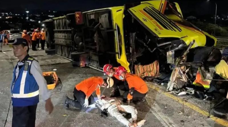 Indonesia's Java Bus accident kills at least 15 on Monday. Photo from the accident site in Java Island.