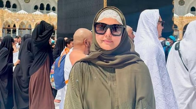 Hina Khan, Battling Cancer, Undertakes Umrah