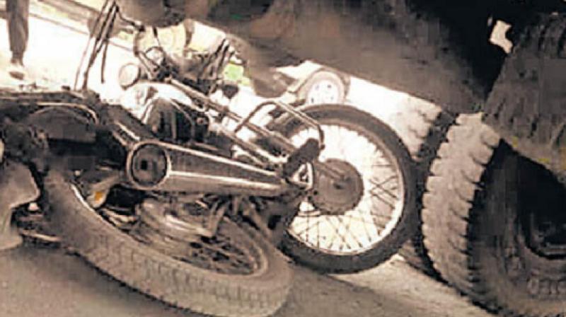 Bike-truck collision in MP