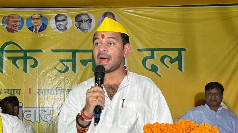Bihar Elections: Janshakti Janta Dal Chief Tej Pratap Yadav Files Nomination with Family Blessings