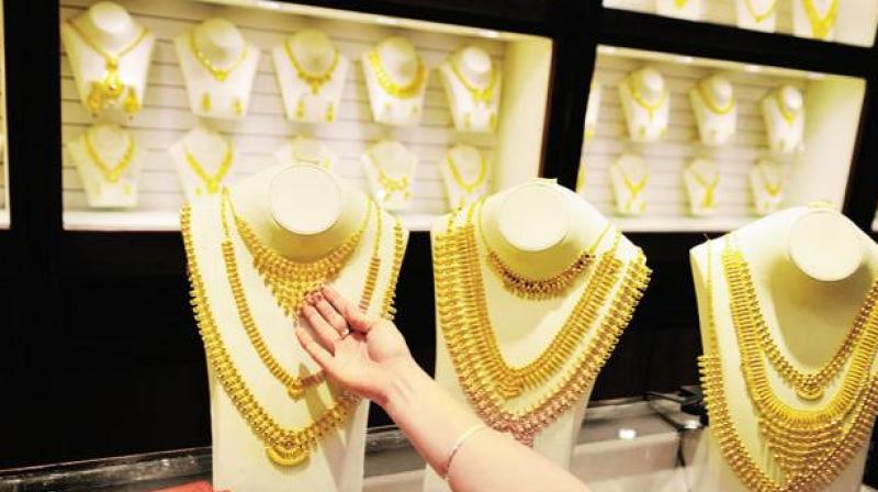 Gold rises on jewelers' buying