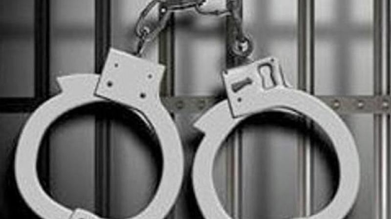 6 drug peddlers held