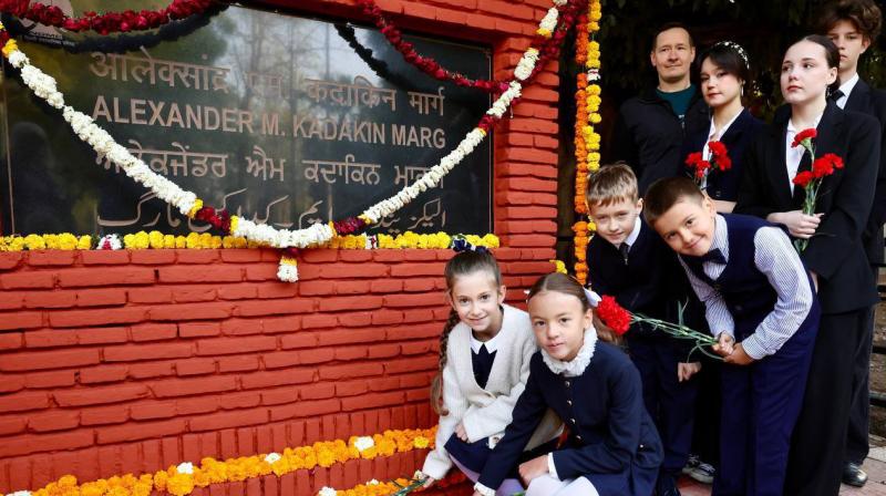 Russian Embassy Students Pay Tribute to Late Ambassador Alexander Kadakin in New Delhion January 26, students of the Russian Embassy in India's school paid tribute to the memory of the outstanding diplomat, the late Russian Ambassador to India, Alexander Kadakin.  A wreath-laying ceremony took place at the monument on the New Delhi street named in his honour.