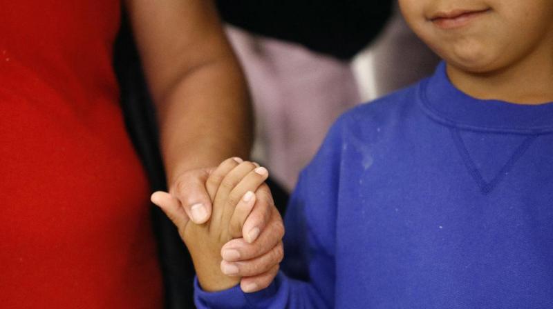 Judge rejects request to detain migrant families long-term