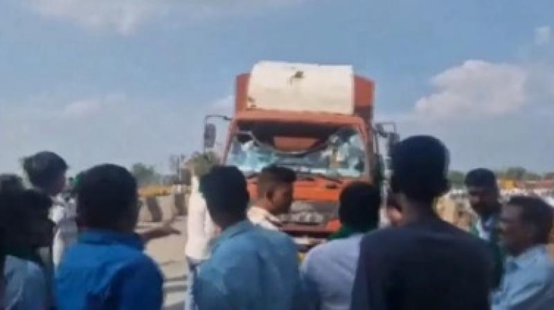 Farmers' protest turns violent at Hattaragi toll plaza in Belagavi, several vehicles damaged