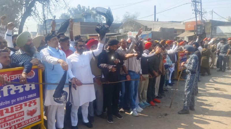 AAP Leaders Show Black Flags to Haryana CM Nayab Singh Saini in Amritsar File Photo.