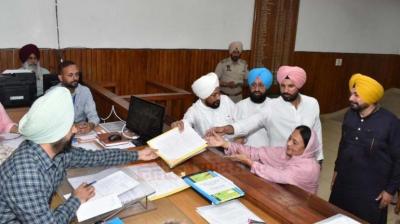 Karamjit Kaur Chaudhary filing Nomination Papers 