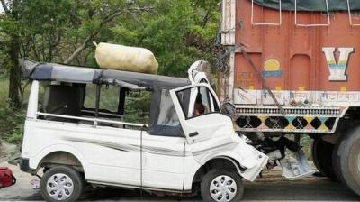 6 killed as van crashes into truck