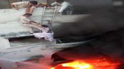 Policemen save couple trapped in a fire at Paharganj