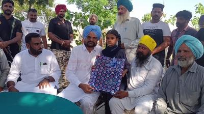 Sidhu Moose Wala's father Balkaur Singh honored Mansa Girl 