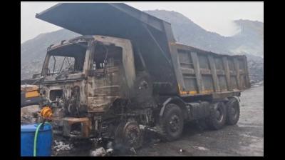 Hazaribagh, Jharkhand: Miscreants Sets 6 Trucks, Including Three Poclains On Fire, Miscreants On Run