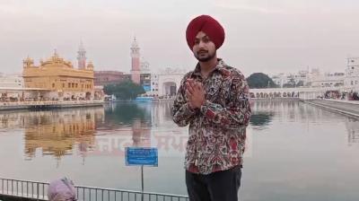 Punjabi Singer Amar Sehmbi at Golden Temple