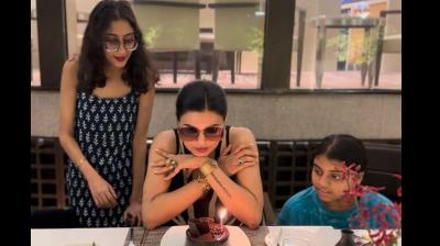 Sushmita Sen with her daughters 