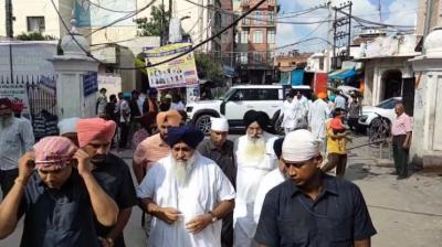 Days after being declared 'Tankhaiya', Sukhbir Badal appears before Sri Akal Takht Sahib 