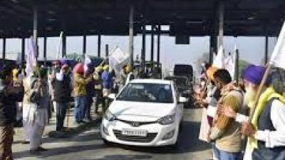 There was intense friction as protesters, carrying organisational flags and shouting slogans against the state government, reached the plazas. File Photo.
