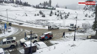 Season’s First Snowfall Triggers Mishaps, Road Closures in Himachal Pradesh