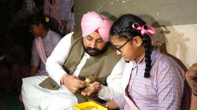 Harjot Singh Bains Interacted with students & ate mid-day meal with them