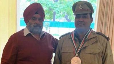 BIS Chahal felicitates ASI Jasvir for winning Silver and Bronze medals