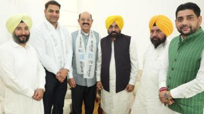BJP leader Mahendra Bhagat Joins AAP 