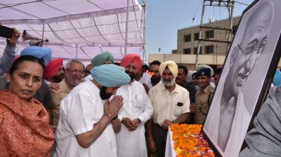 Punjab CM Pays Homage to Mahatma Gandhi