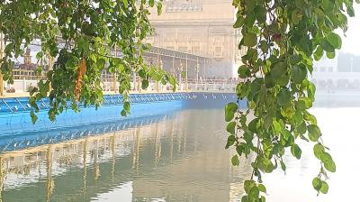 Dukh Bhanjani Beri at Golden Temple 