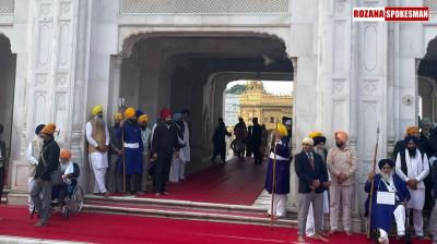 Sukhbir Badal and Sukhdev Dhindsa Begin Sentences as Guards at Sri Darbar Sahib