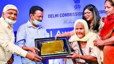 Kejriwal honours Mohinder Kaur