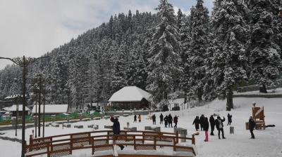 Tourists Enjoying in Kashmir Valley