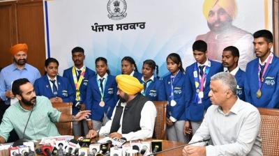 CM Mann & Sports Minister with Victorious Children  