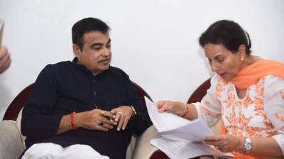 MP Preneet Kaur with Union Minister Nitin Gadkari 