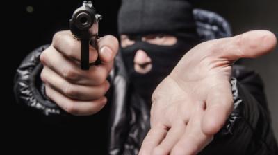  A man robbed by four unidentified persons at gunpoint