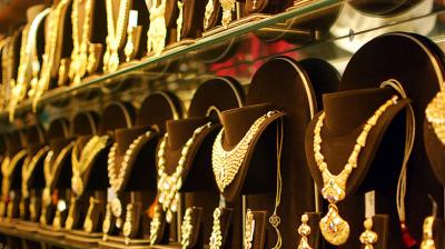 Wedding buzz keeps gold firm at Rs 33,650/10 gram