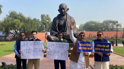 AAP Protests at Parliament\'s Mahatma Gandhi Statue 
