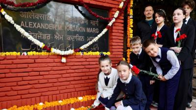 Russian Embassy Students Pay Tribute to Late Ambassador Alexander Kadakin in New Delhion January 26, students of the Russian Embassy in India's school paid tribute to the memory of the outstanding diplomat, the late Russian Ambassador to India, Alexander Kadakin.  A wreath-laying ceremony took place at the monument on the New Delhi street named in his honour.