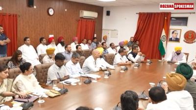 Punjab CM Bhagwant Mann Meets Adhatiyas, Promises to Address Their Concerns