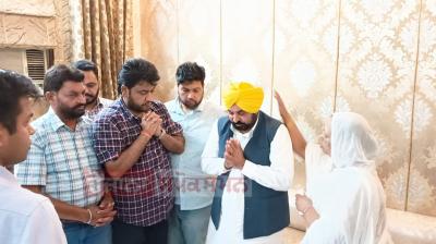 CM Bhagwant Mann at Late Punjabi Singer Surinder Shinda Residence
