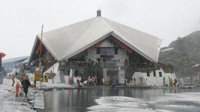 Pilgrimage to Sri Hemkund Sahib to begin on 25 May, Indian Army begins snow clearing at the site