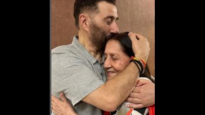 Sunny Deol with her mother Prakash Kaur