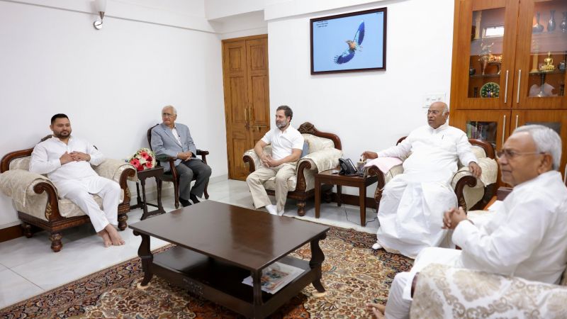 Congress President Mallikarjun Kharge & Rahul Gandhi held a meeting with Bihar CM & Deputy CM, 'Will fight unitedly for India', Says Rahul Gandhi
