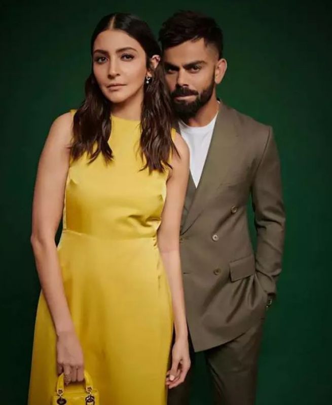 Anushka Sharma and Virat Kohli poses together 