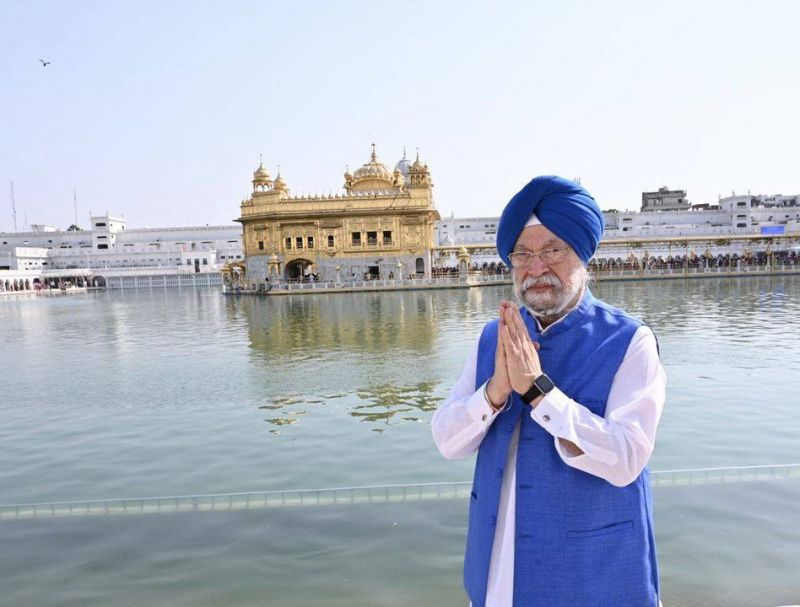 Union Minister Hardeep Puri Pays Obeisance at Golden Temple