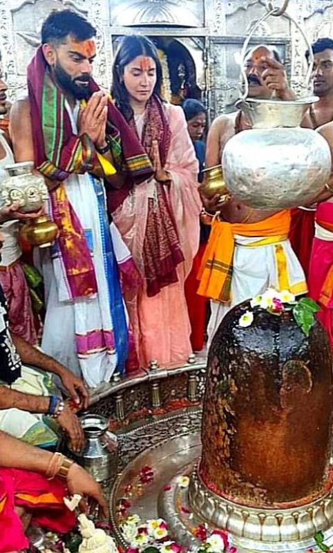 Star Cricketer Virat Kohli and his wife Anushka Sharma offers prayers at Mahakaleshwar Temple in Ujjain ahead of 4th Test Match 

