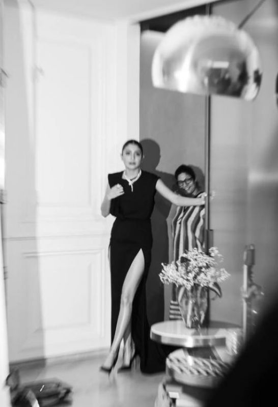 Anushka Sharma doing wonders in black outfit