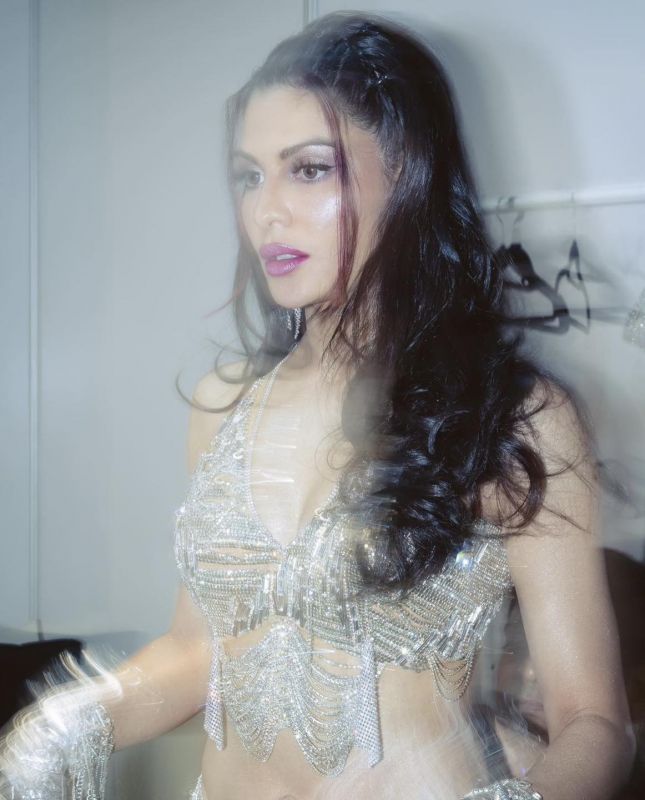 Jacqueline Fernandez sets the stage on fire with her tempting look