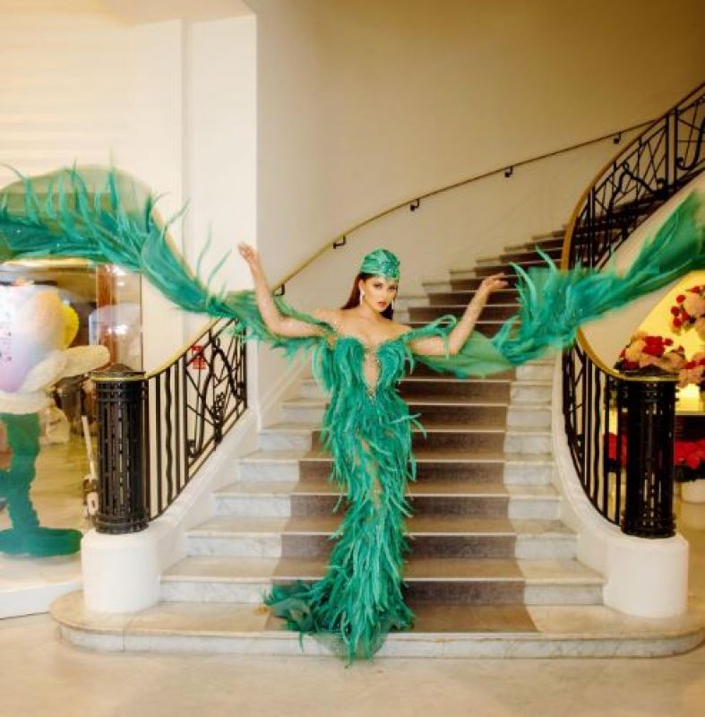 Cannes 2023: Urvashi Rautela Wears Green Feathered Gown, Fans Compares her to Parrot 
